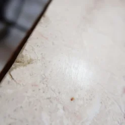 Table piédestal en bois et marbre