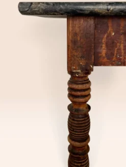 Table à plateau de marbre, pieds fuseaux cannelés tournés, circa 1850