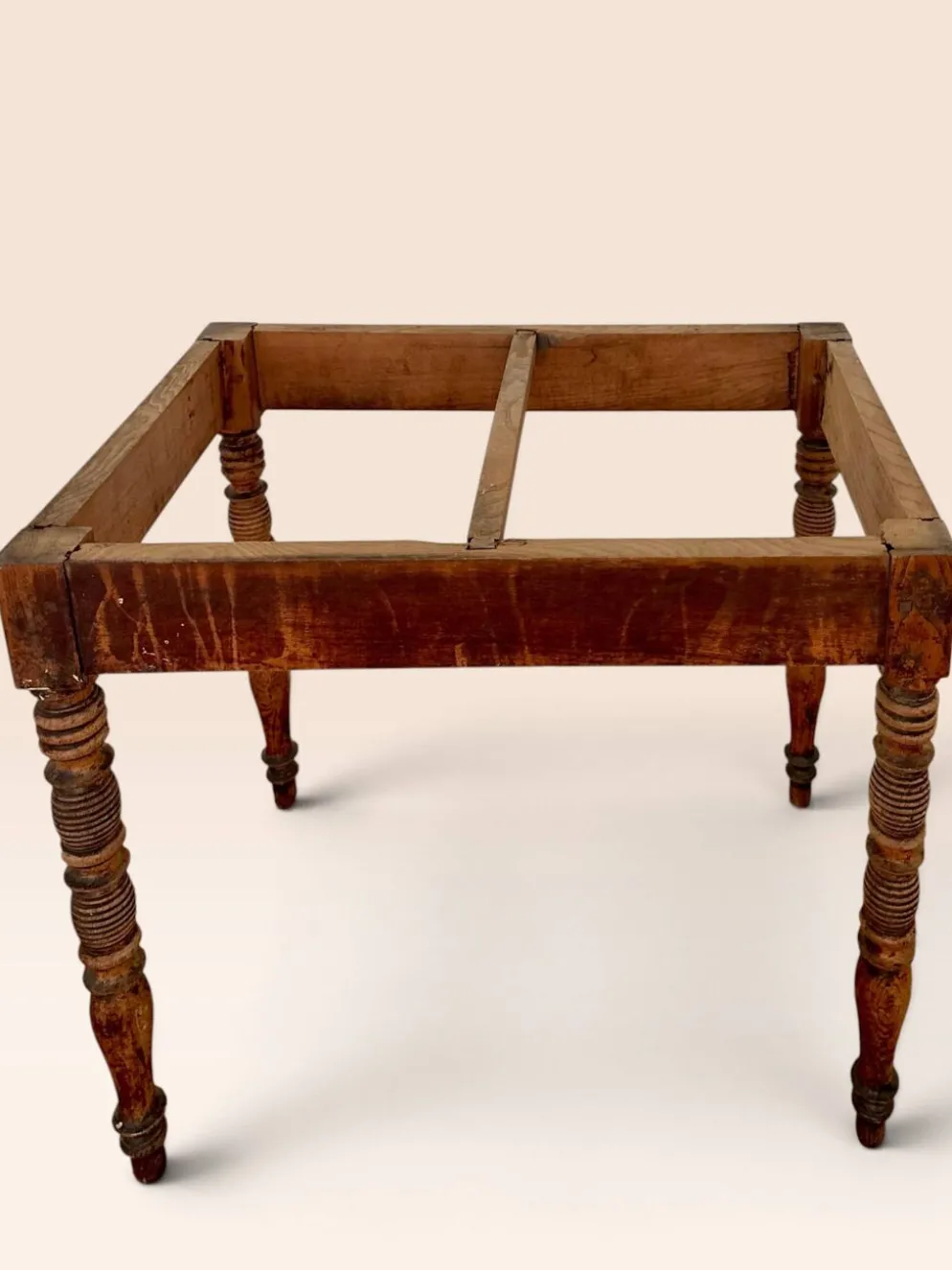 Table à plateau de marbre, pieds fuseaux cannelés tournés, circa 1850