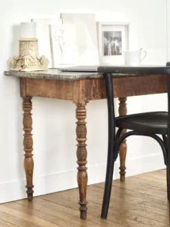 Table à plateau de marbre, pieds fuseaux cannelés tournés, circa 1850