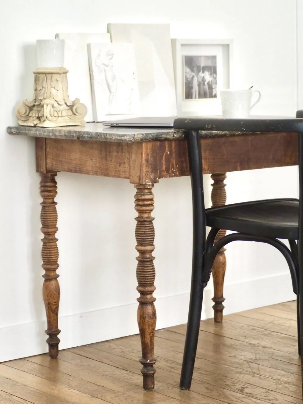 Table à plateau de marbre, pieds fuseaux cannelés tournés, circa 1850