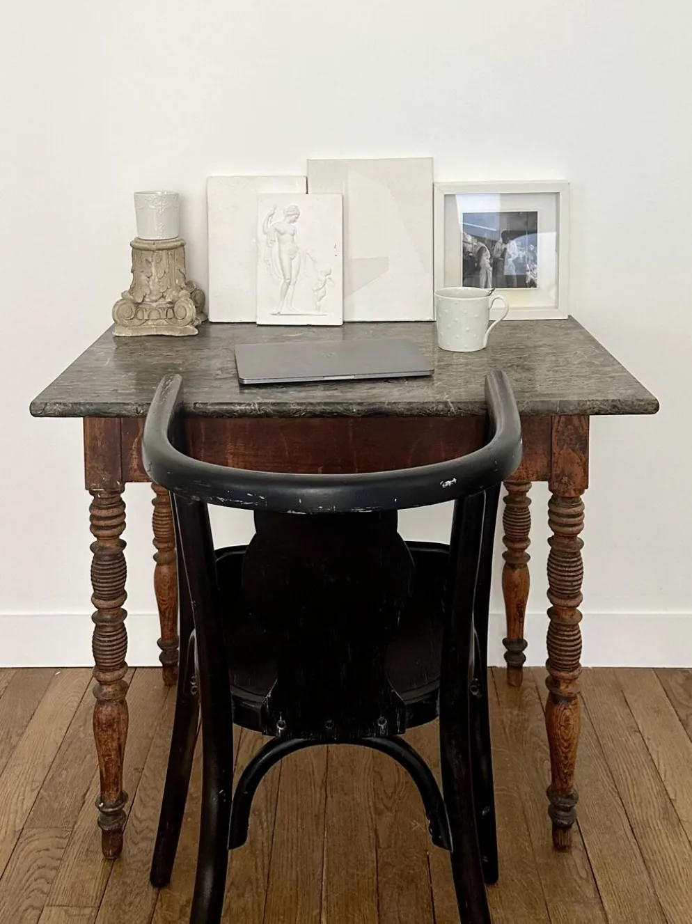 Table à plateau de marbre, pieds fuseaux cannelés tournés, circa 1850
