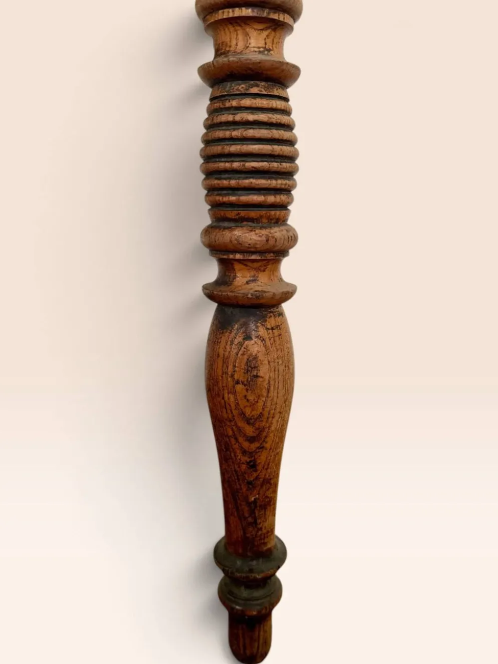 Table à plateau de marbre, pieds fuseaux cannelés tournés, circa 1850