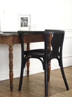 Table à plateau de marbre, pieds fuseaux cannelés tournés, circa 1850