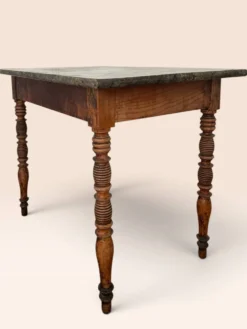 Table à plateau de marbre, pieds fuseaux cannelés tournés, circa 1850