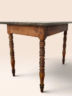 Table à plateau de marbre, pieds fuseaux cannelés tournés, circa 1850