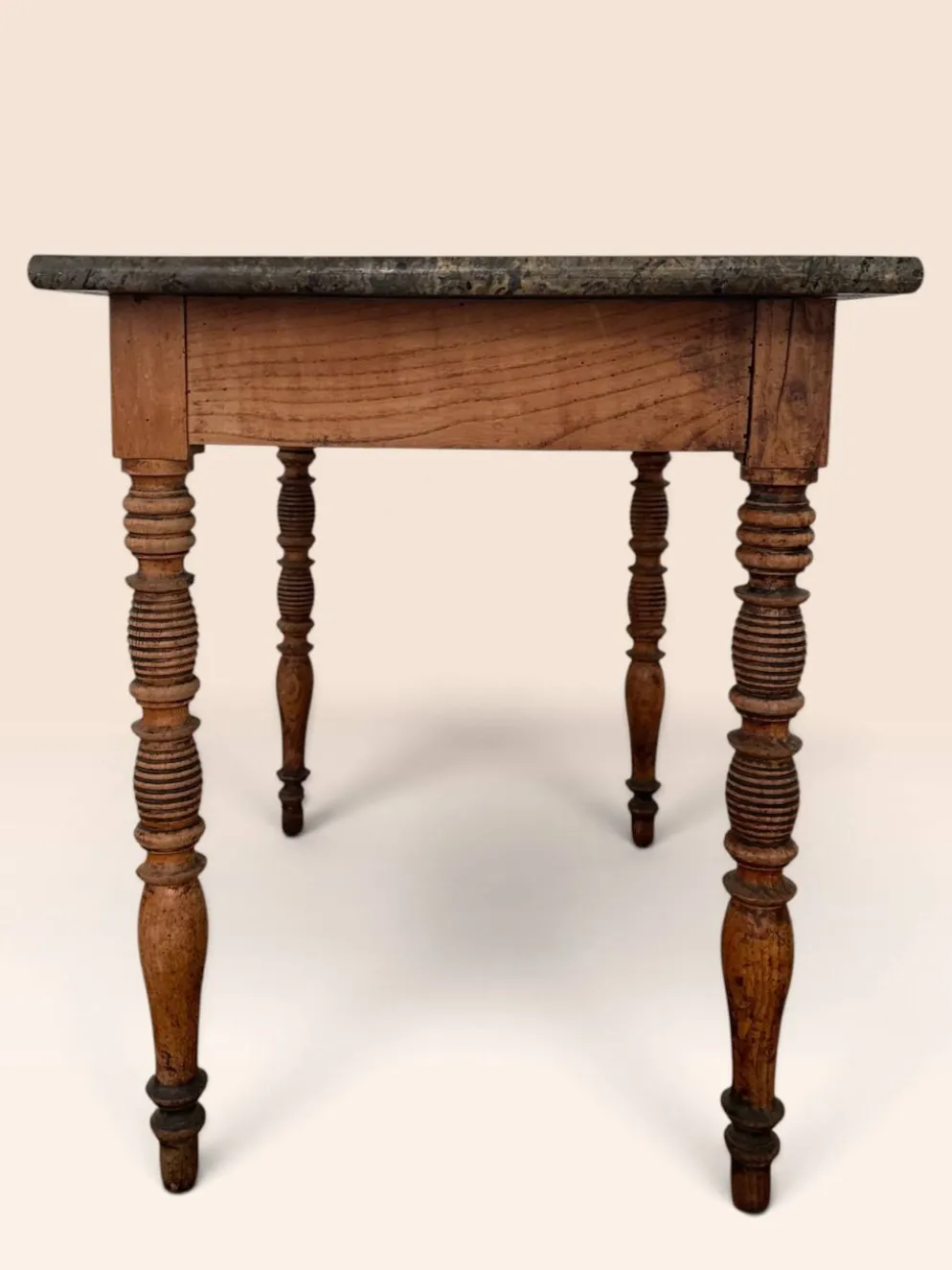 Table à plateau de marbre, pieds fuseaux cannelés tournés, circa 1850