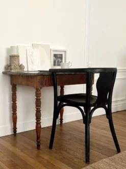 Table à plateau de marbre, pieds fuseaux cannelés tournés, circa 1850