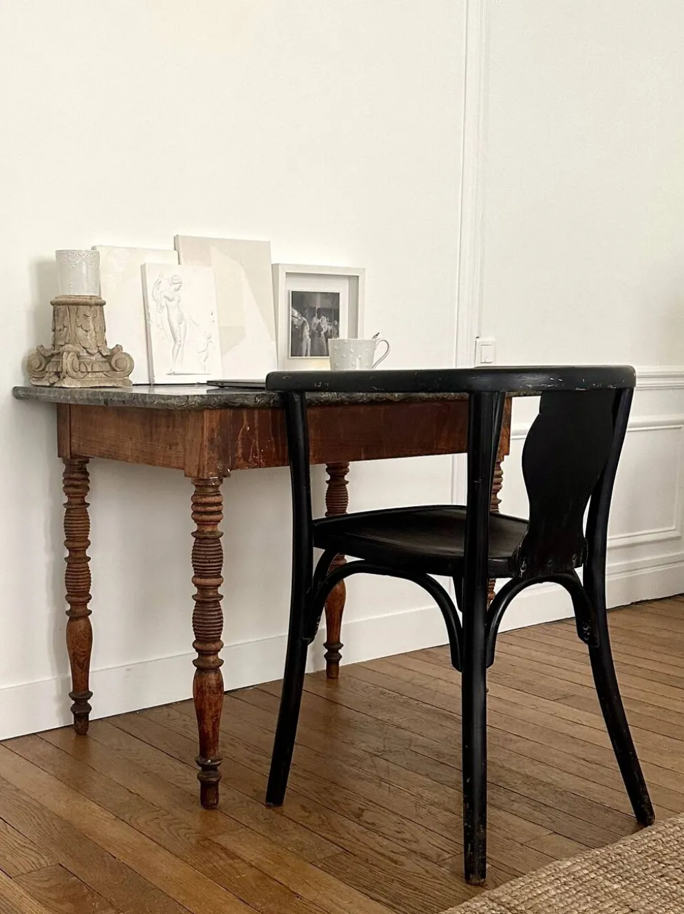 Table à plateau de marbre, pieds fuseaux cannelés tournés, circa 1850