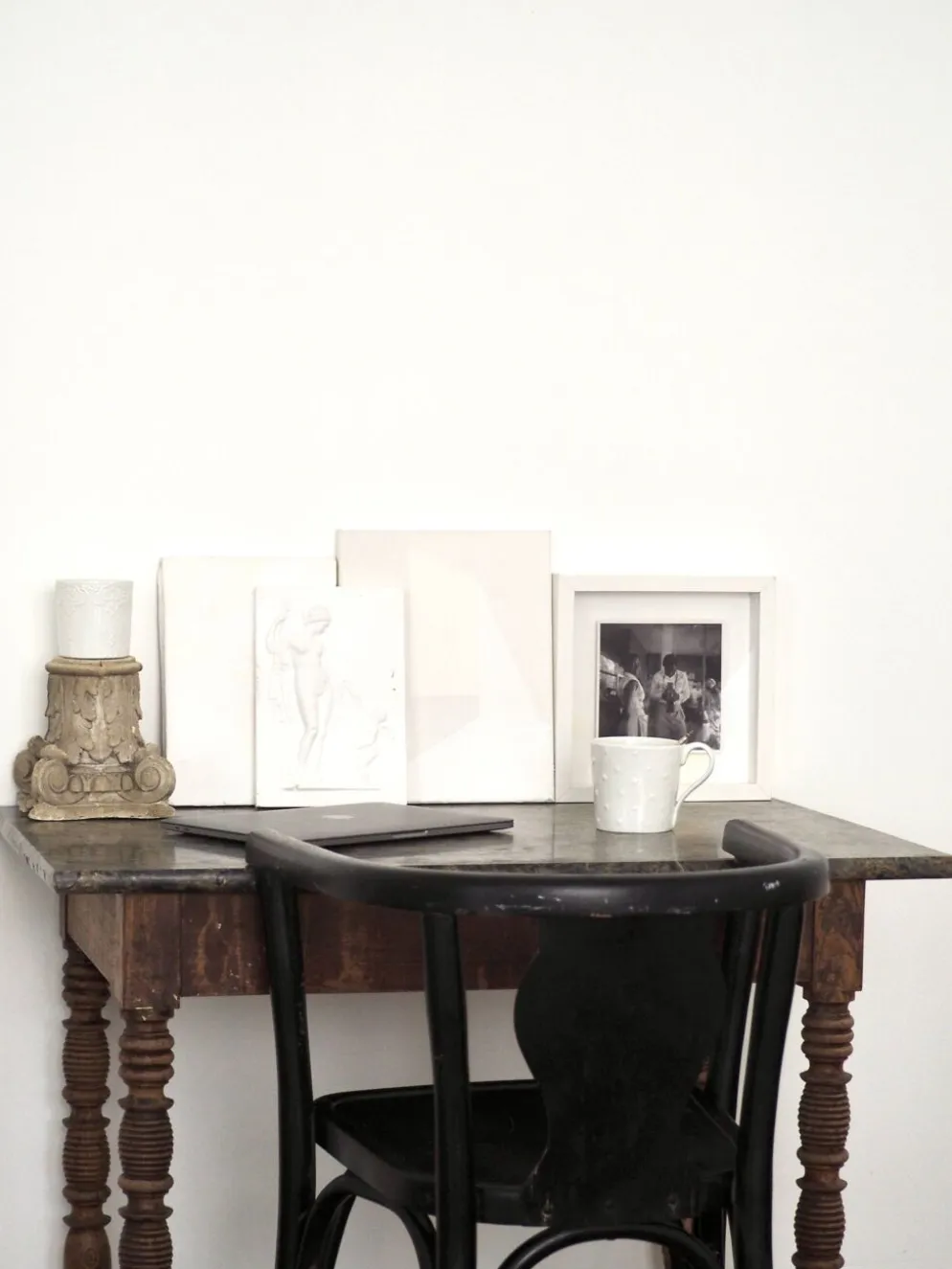 Table à plateau de marbre, pieds fuseaux cannelés tournés, circa 1850