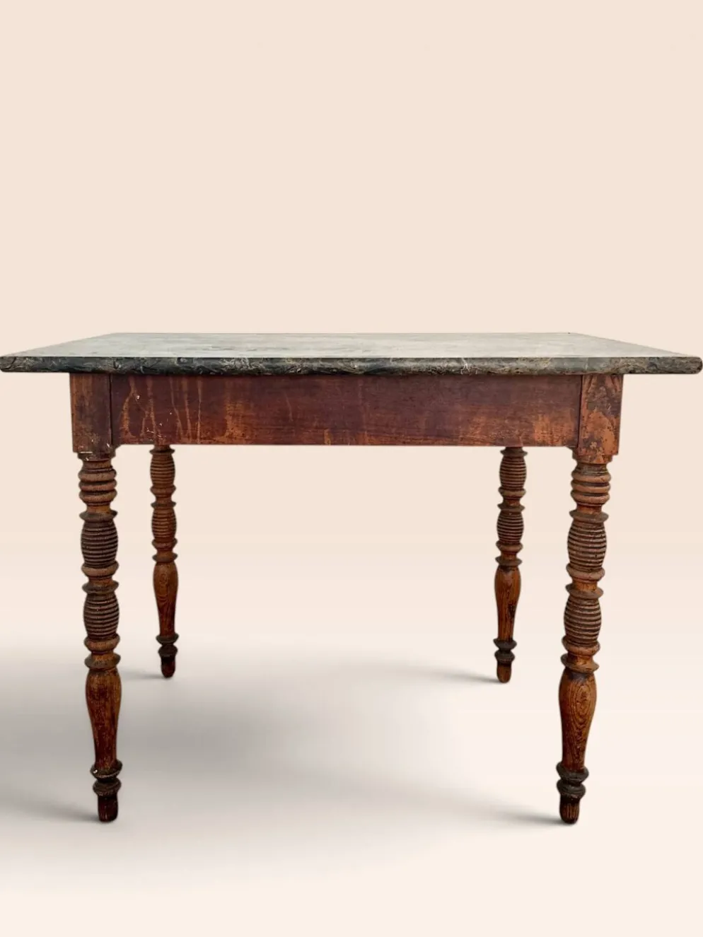 Table à plateau de marbre, pieds fuseaux cannelés tournés, circa 1850
