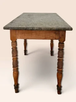 Table à plateau de marbre, pieds fuseaux cannelés tournés, circa 1850