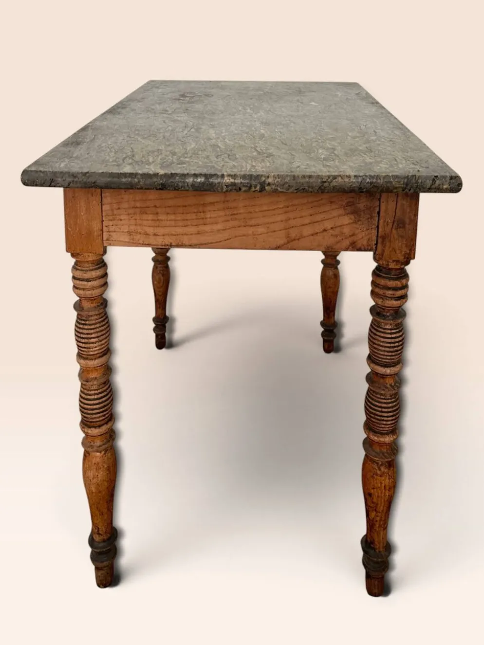 Table à plateau de marbre, pieds fuseaux cannelés tournés, circa 1850