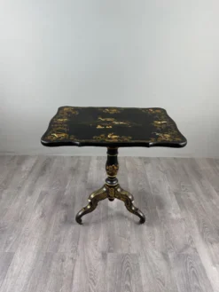 Table pliante Napoléon III en bois laqué noir et décor doré, XIXe siècle