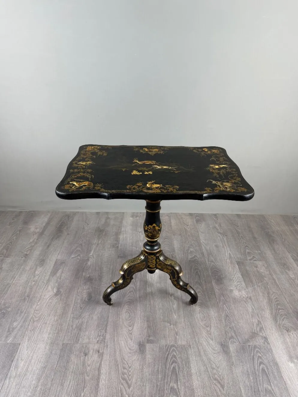 Table pliante Napoléon III en bois laqué noir et décor doré, XIXe siècle