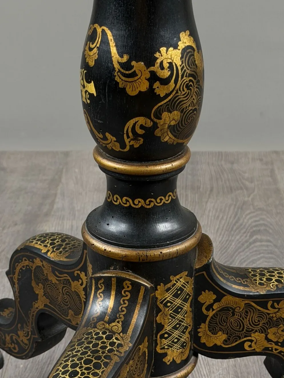 Table pliante Napoléon III en bois laqué noir et décor doré, XIXe siècle