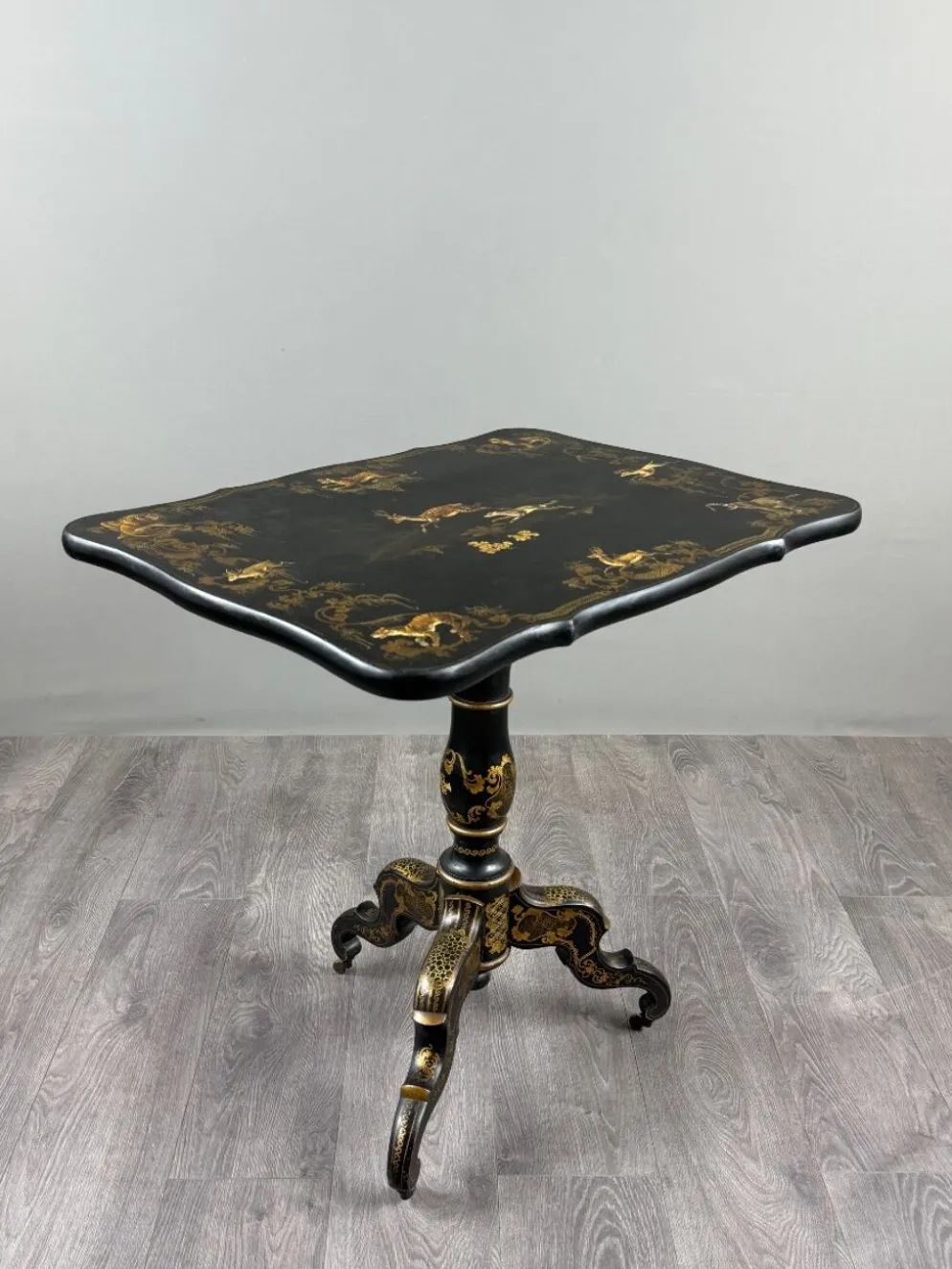 Table pliante Napoléon III en bois laqué noir et décor doré, XIXe siècle