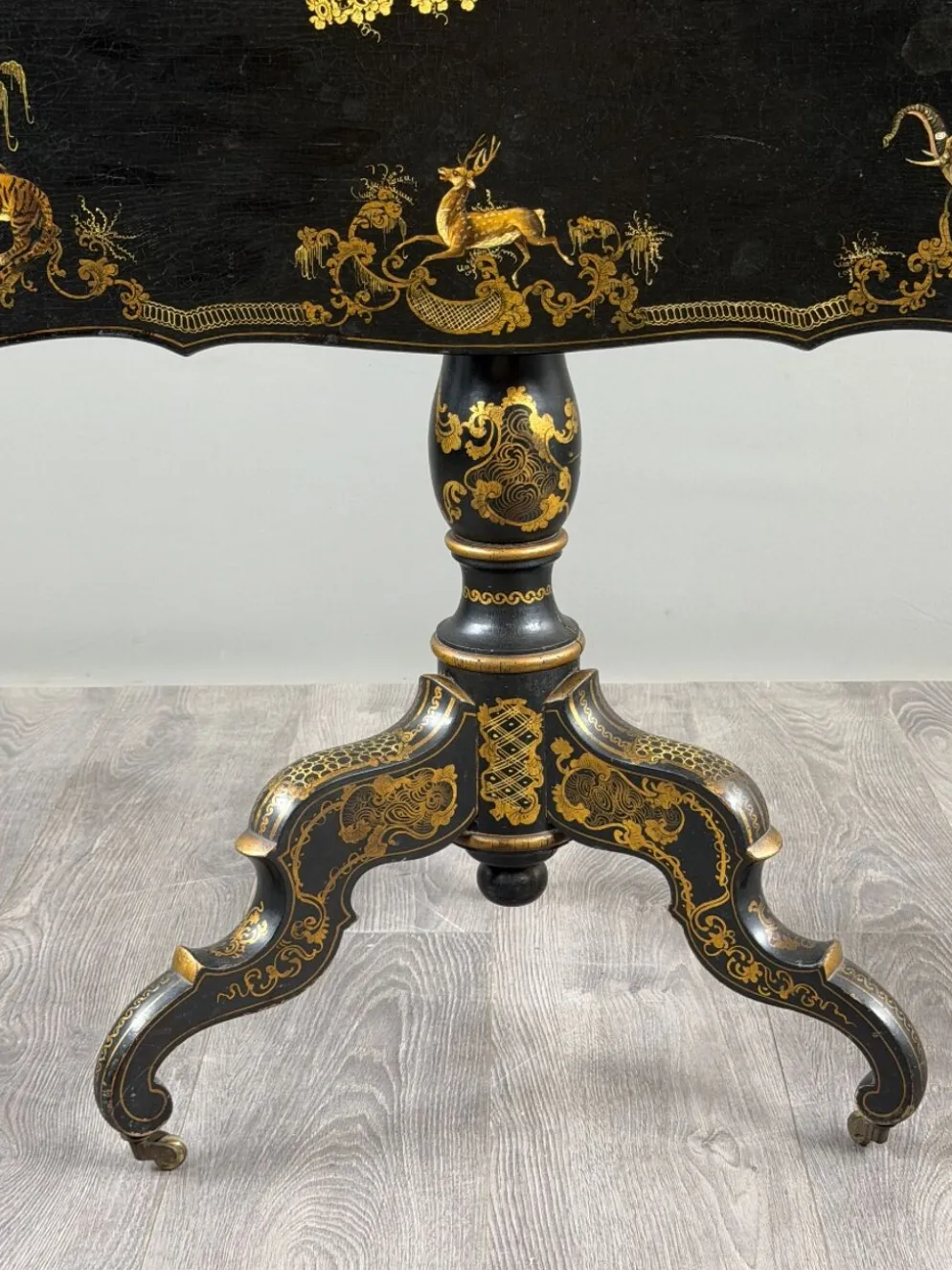Table pliante Napoléon III en bois laqué noir et décor doré, XIXe siècle