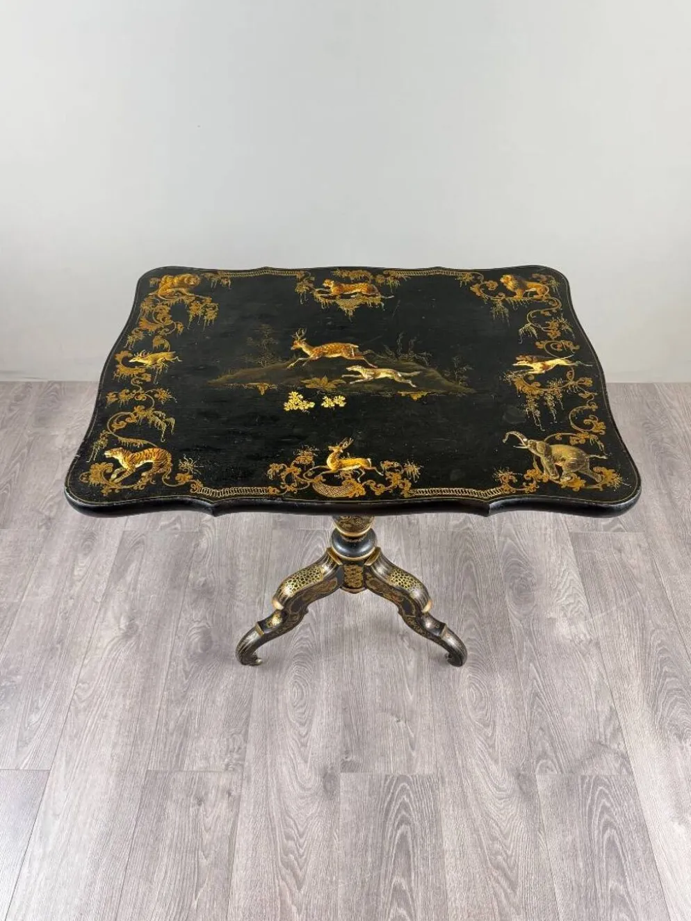 Table pliante Napoléon III en bois laqué noir et décor doré, XIXe siècle