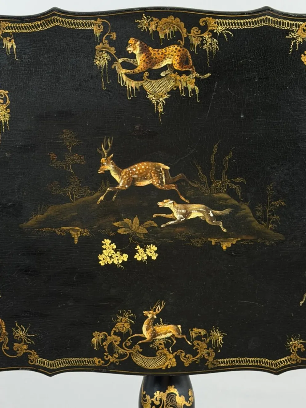 Table pliante Napoléon III en bois laqué noir et décor doré, XIXe siècle