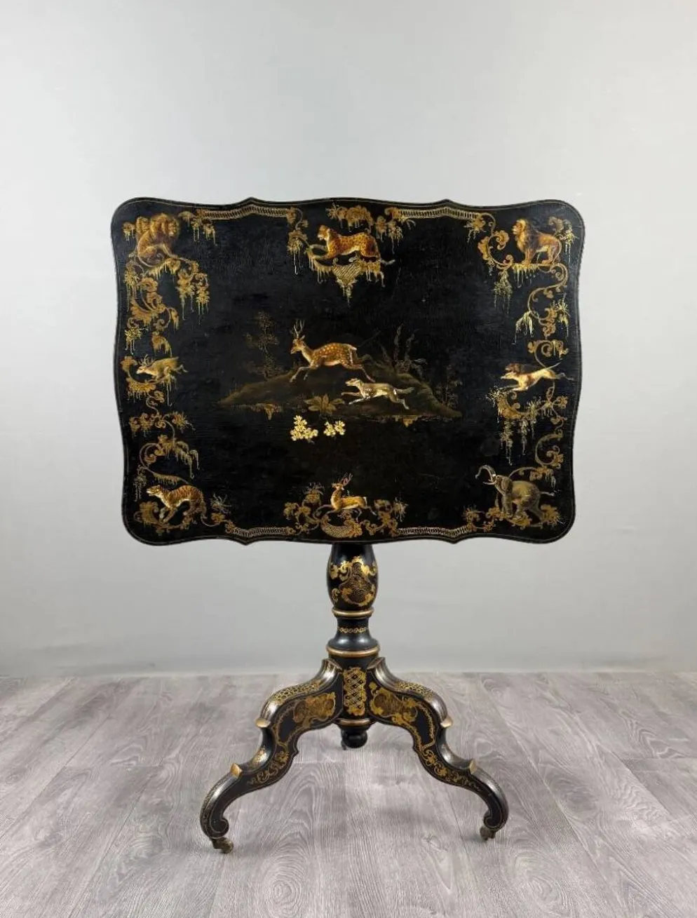 Table pliante Napoléon III en bois laqué noir et décor doré, XIXe siècle