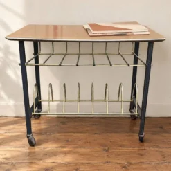 Table porte-revues vintage années 50 en métal et formica