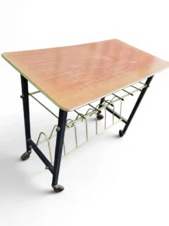 Table porte-revues vintage années 50 en métal et formica