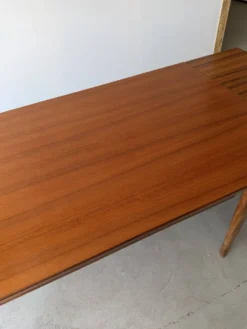 Table rectangulaire à rallonges design scandinave en teck massif