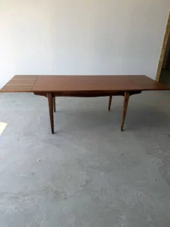 Table rectangulaire à rallonges design scandinave en teck massif