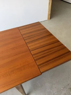 Table rectangulaire à rallonges design scandinave en teck massif