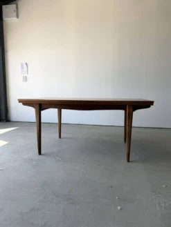 Table rectangulaire à rallonges design scandinave en teck massif