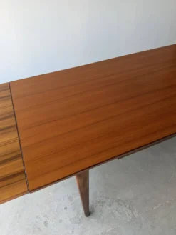 Table rectangulaire à rallonges design scandinave en teck massif