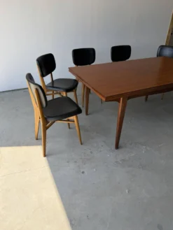 Table rectangulaire à rallonges design scandinave en teck massif