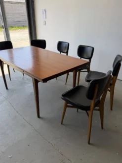 Table rectangulaire à rallonges design scandinave en teck massif