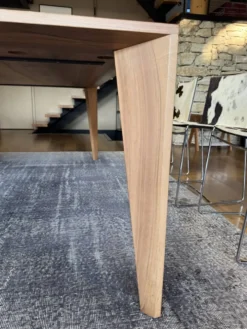 Table repas design Noyer massif Ligne Roset