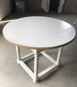 Table ronde ancienne relookée blanc cérusé, pieds torsadés