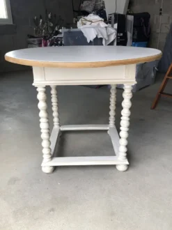 Table ronde ancienne relookée blanc cérusé, pieds torsadés