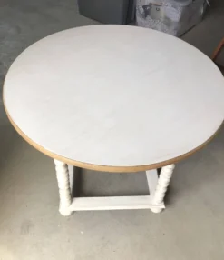 Table ronde ancienne relookée blanc cérusé, pieds torsadés
