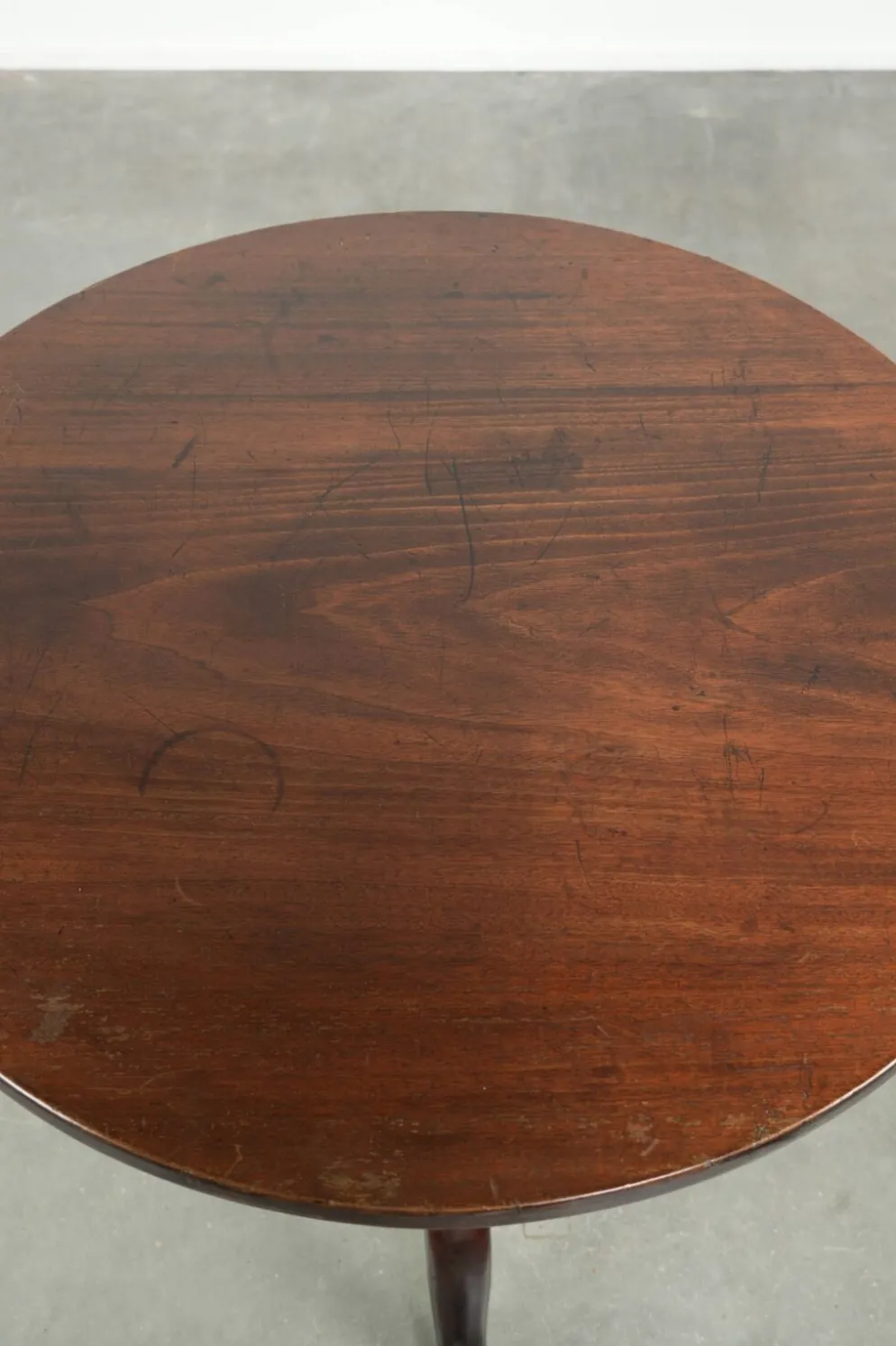 Table ronde antique anglaise à plateau basculant/table d'appoint du début du 19e siècle