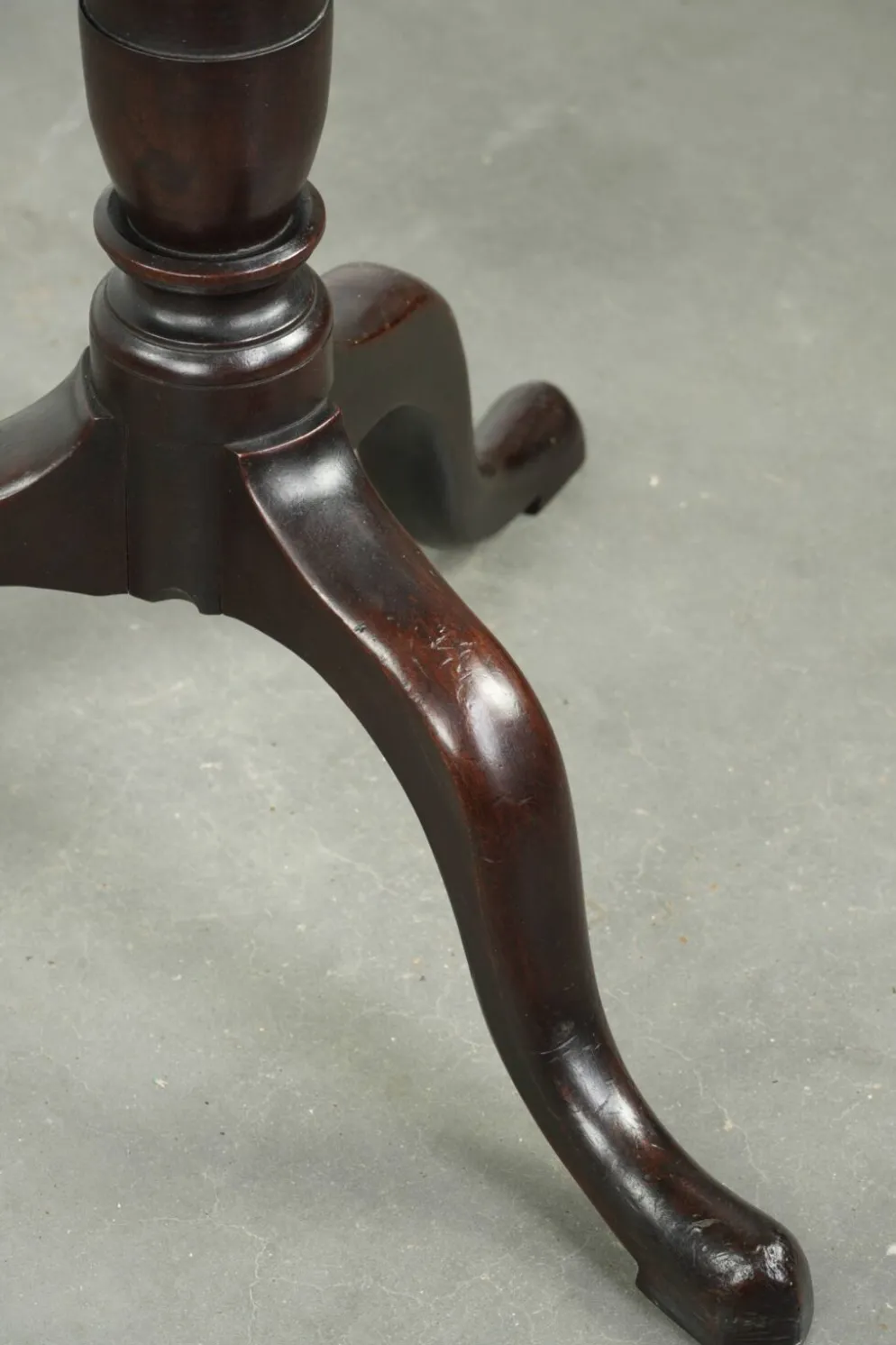 Table ronde antique anglaise à plateau basculant/table d'appoint du début du 19e siècle