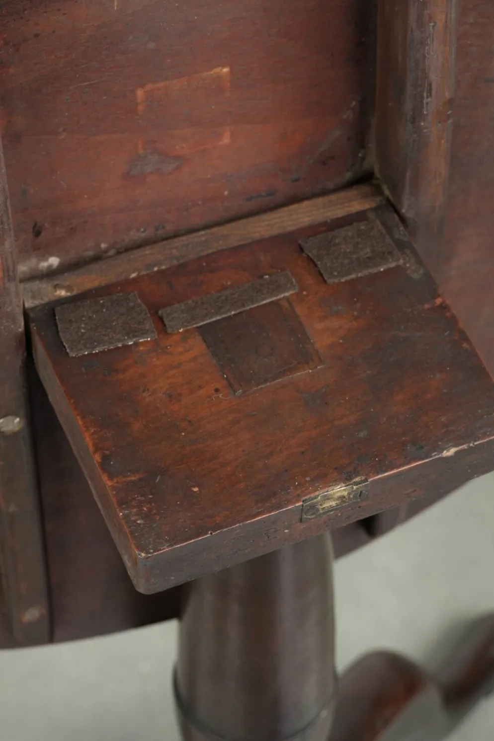 Table ronde antique anglaise à plateau basculant/table d'appoint du début du 19e siècle
