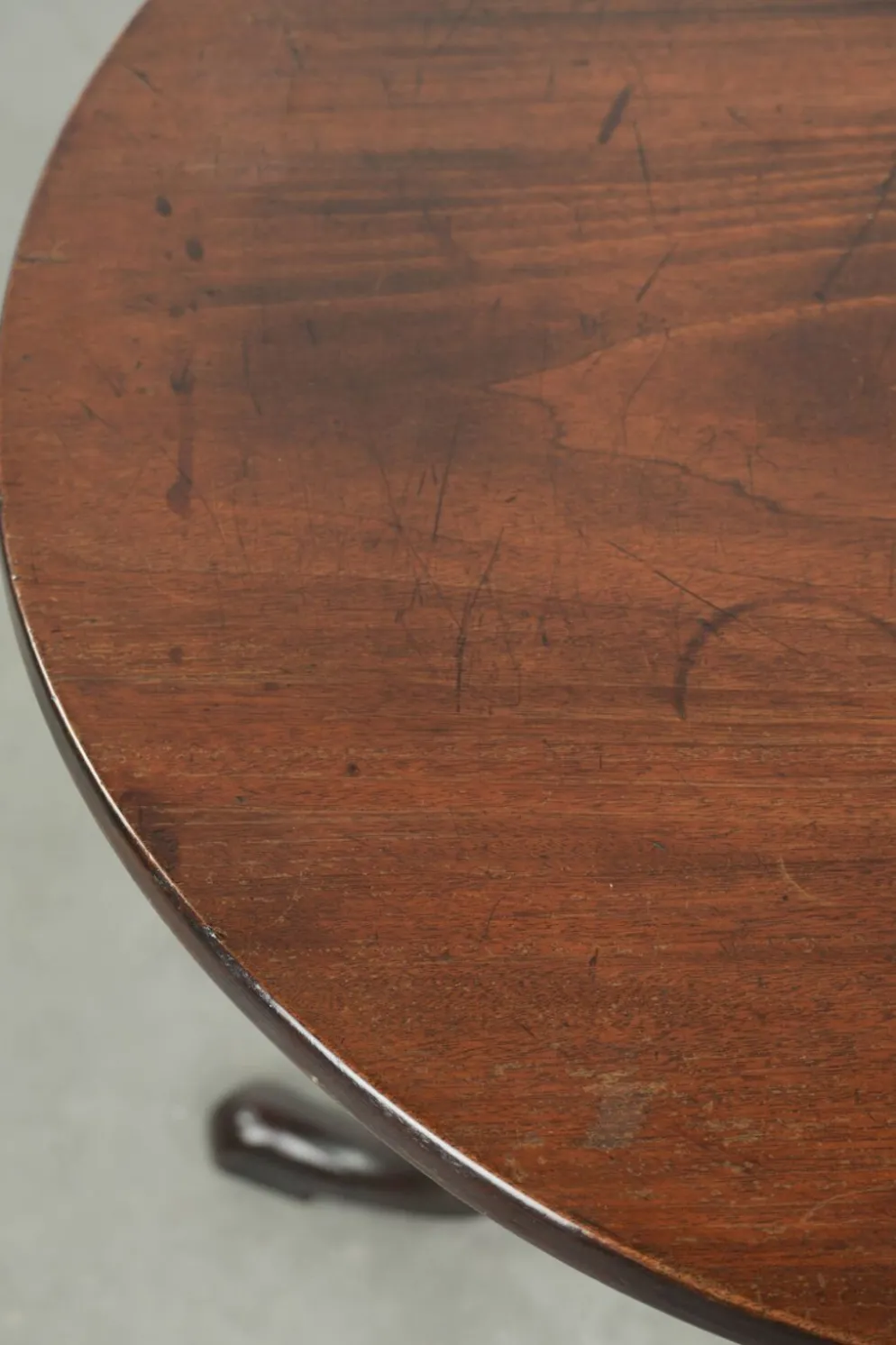 Table ronde antique anglaise à plateau basculant/table d'appoint du début du 19e siècle