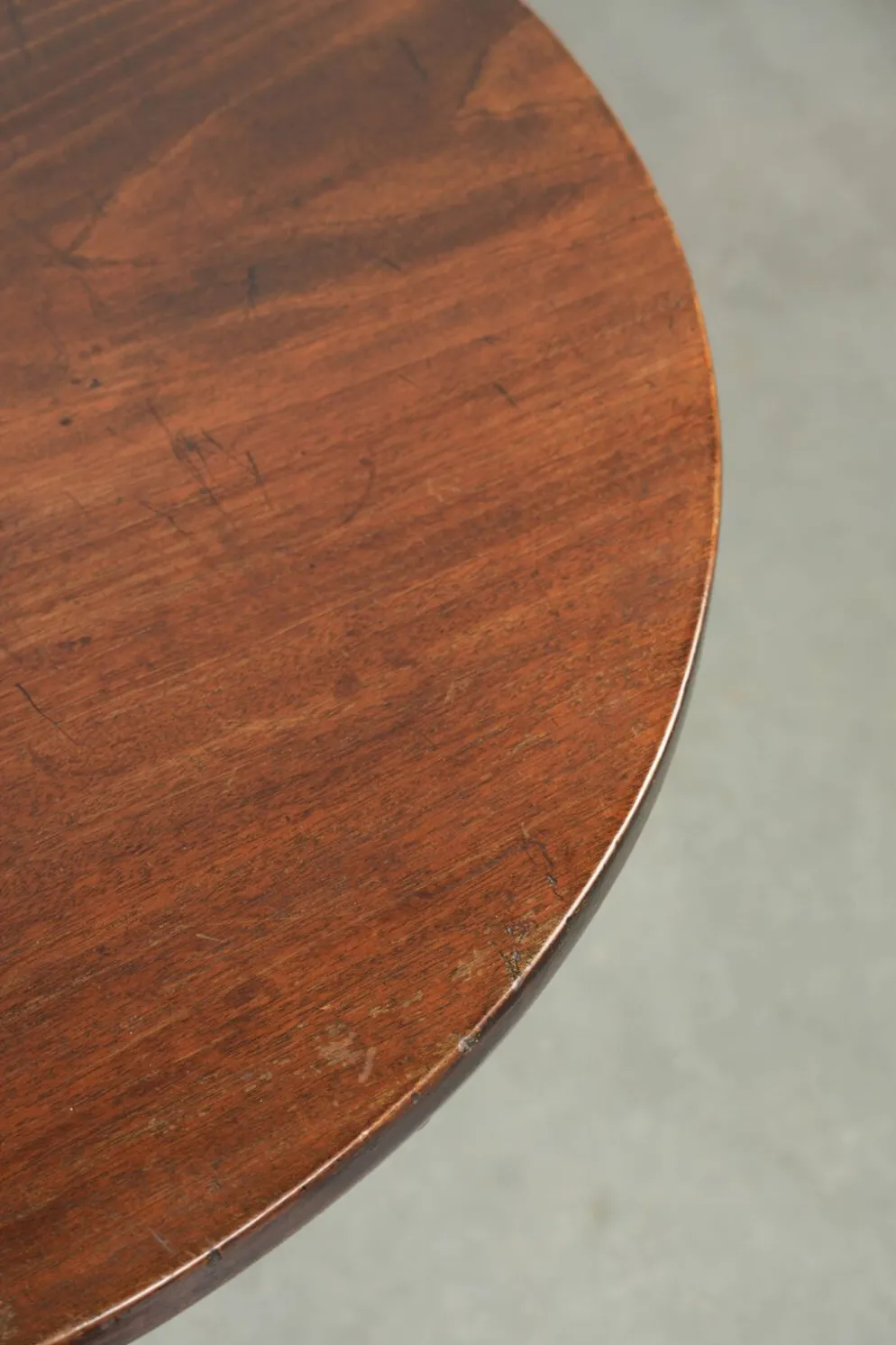 Table ronde antique anglaise à plateau basculant/table d'appoint du début du 19e siècle