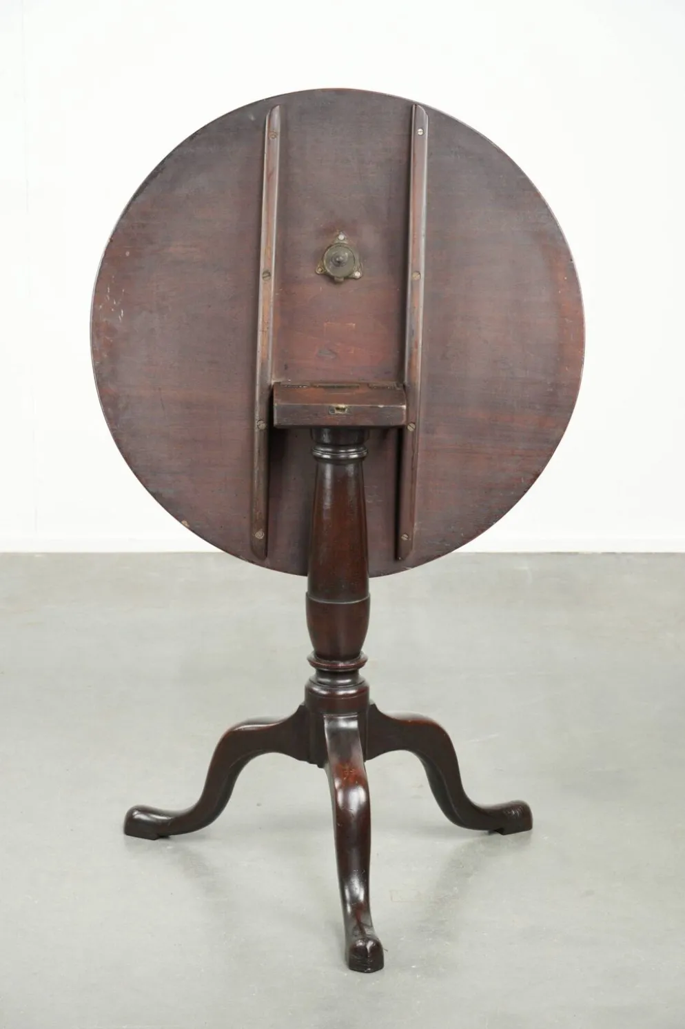 Table ronde antique anglaise à plateau basculant/table d'appoint du début du 19e siècle