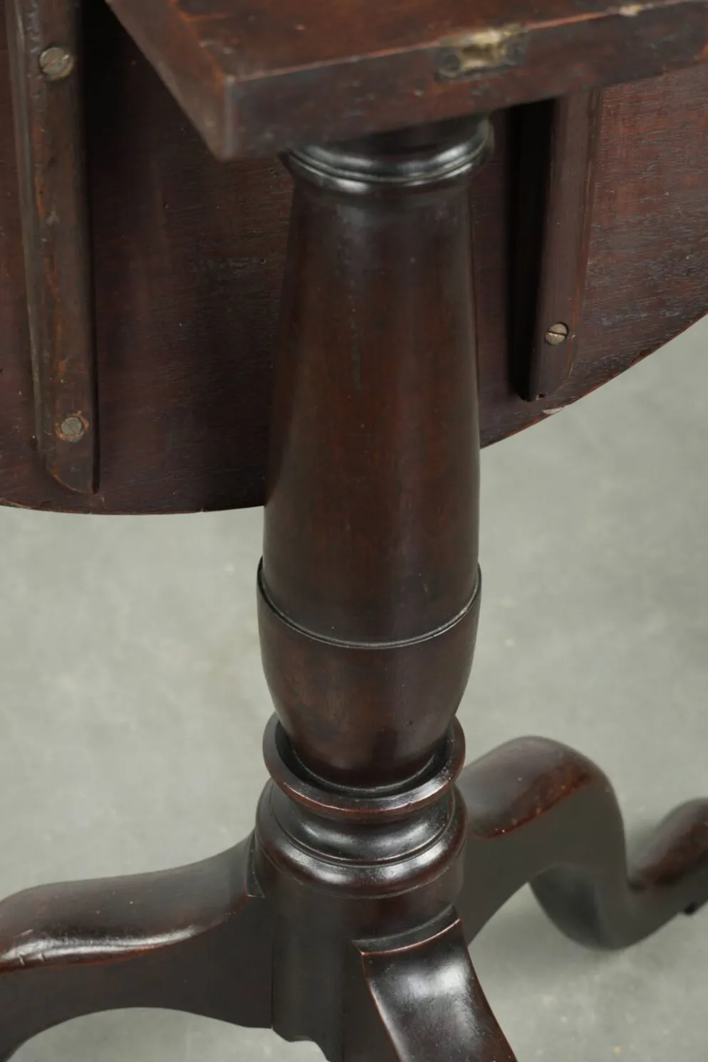 Table ronde antique anglaise à plateau basculant/table d'appoint du début du 19e siècle