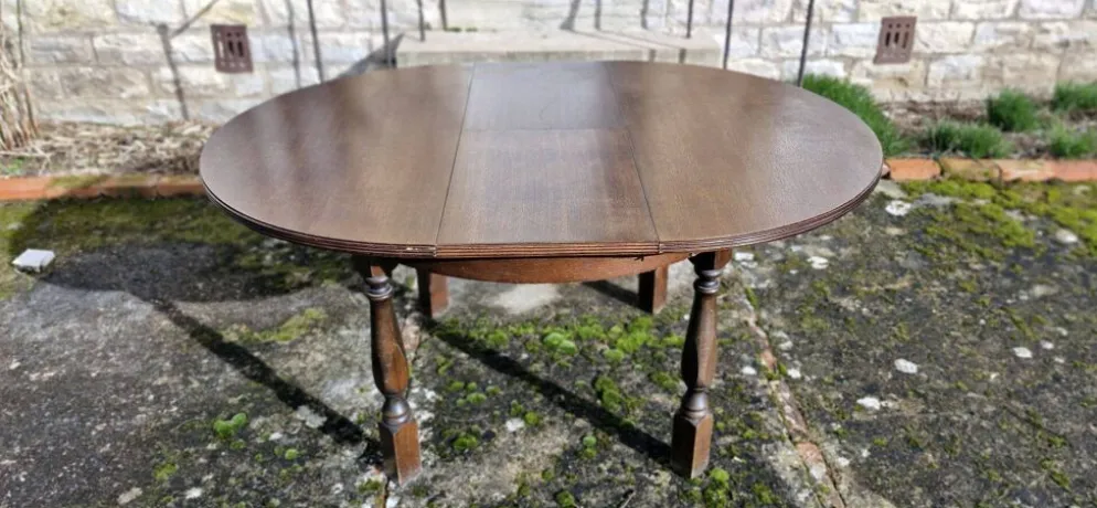 Table ronde bois avec 1 rallonge intégrée + 6 chaises bois et tissus