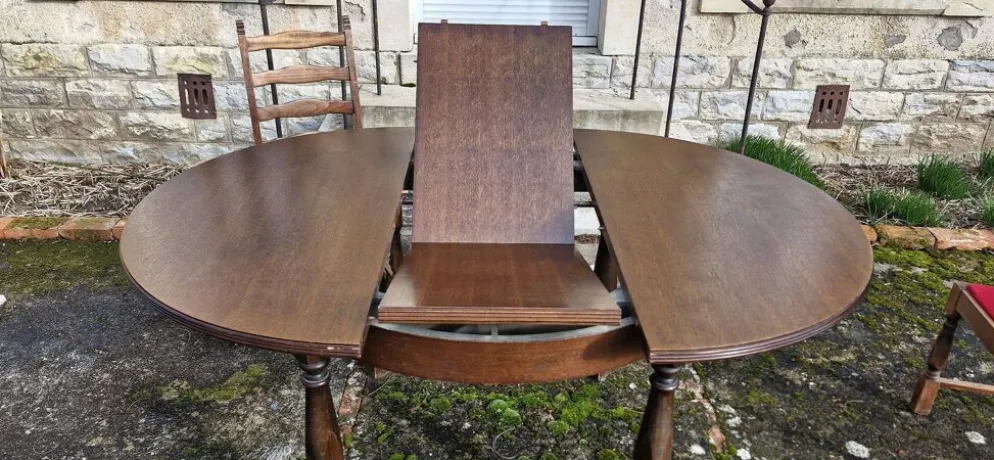 Table ronde bois avec 1 rallonge intégrée + 6 chaises bois et tissus