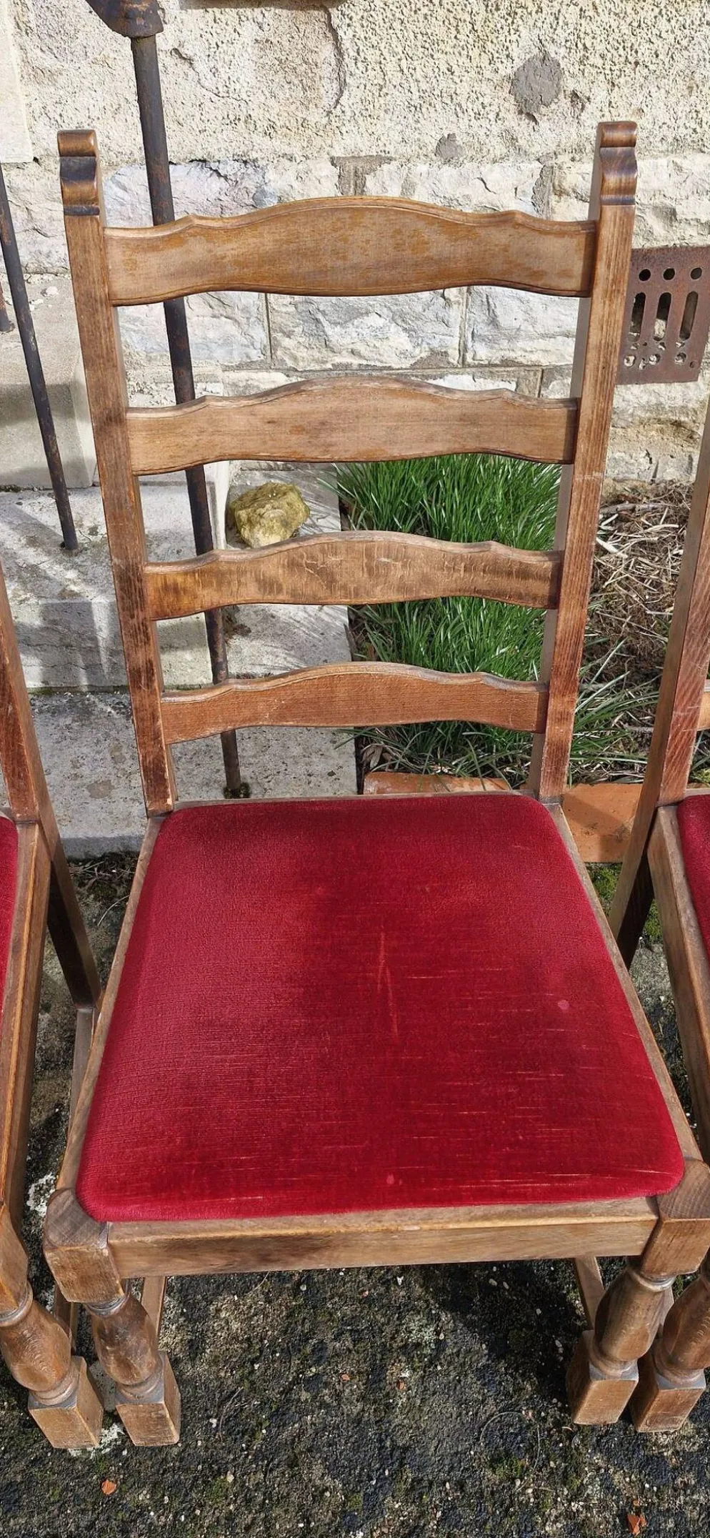 Table ronde bois avec 1 rallonge intégrée + 6 chaises bois et tissus