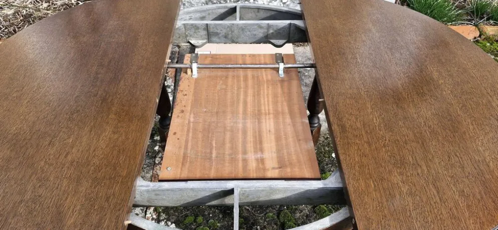 Table ronde bois avec 1 rallonge intégrée + 6 chaises bois et tissus