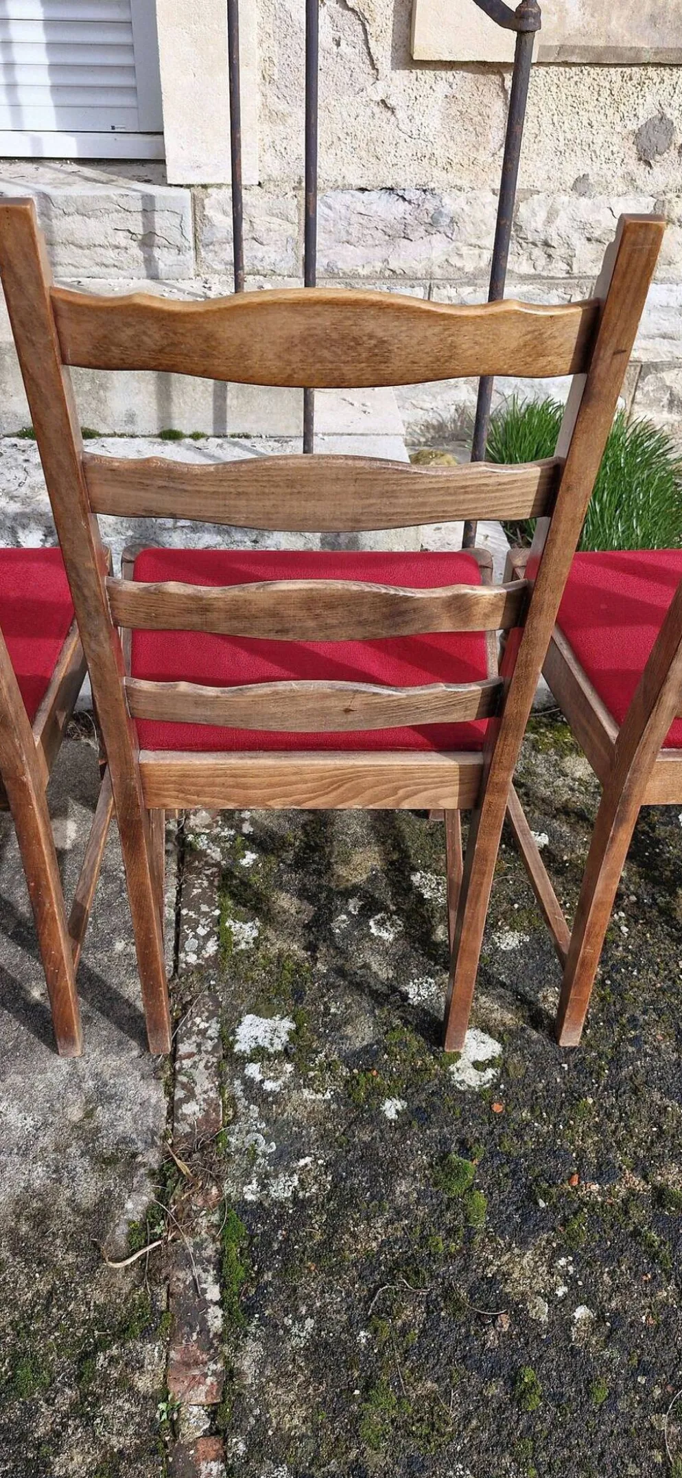 Table ronde bois avec 1 rallonge intégrée + 6 chaises bois et tissus